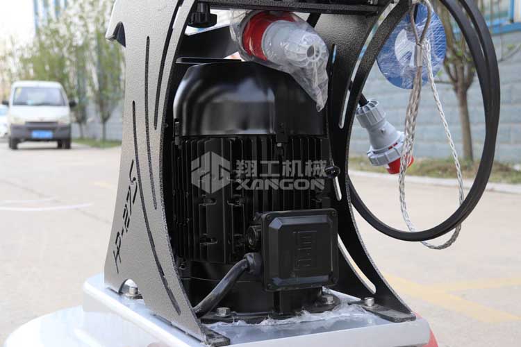 拋光機(jī)是為了讓地面表面有光澤，需要先研磨后才可以拋光。拋光分為粗拋和精拋，這時(shí)候可以使用拋光機(jī)，配合拋光墊，提高地面的光澤度。高速地坪拋光機(jī)讓你輕松完成地坪拋光工作，提高地坪亮度。