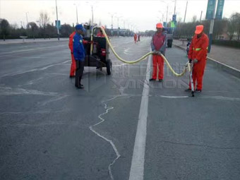 強(qiáng)化春季公路養(yǎng)護(hù)，保證道路通暢