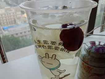 炎炎夏日到來，一杯銀耳紅棗美如詩！