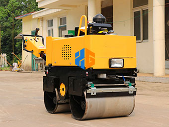 關(guān)于小型壓路機(jī)如何減少摩擦問題呢？